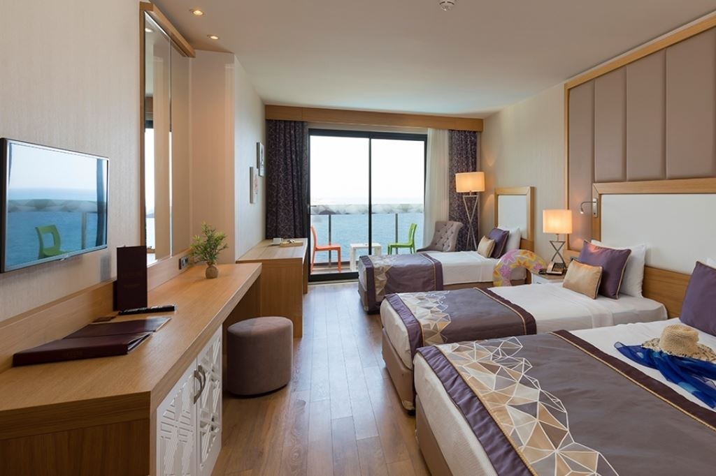 rooms-large-room-land-view
