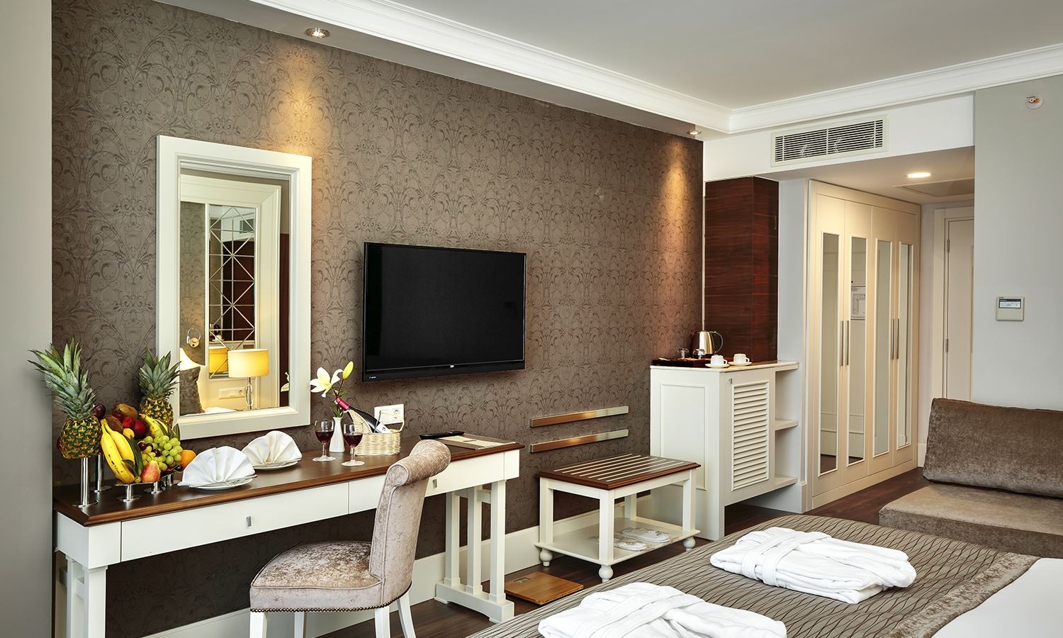 rooms-standard-side-sea-view-with-balcony