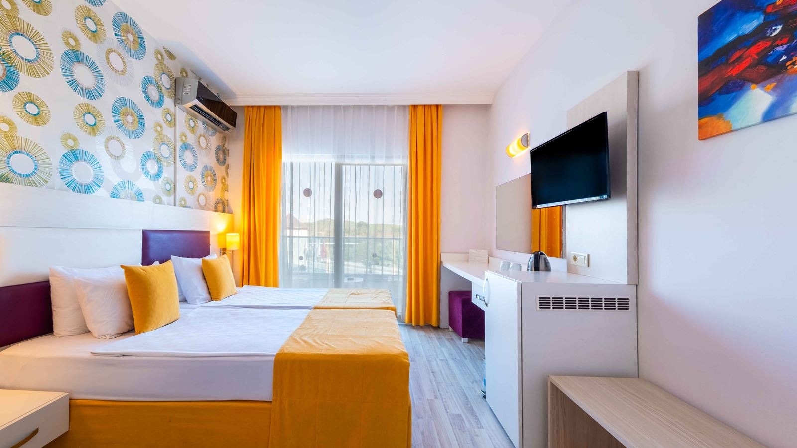 rooms-hotel-standard-room-with-french-balcony