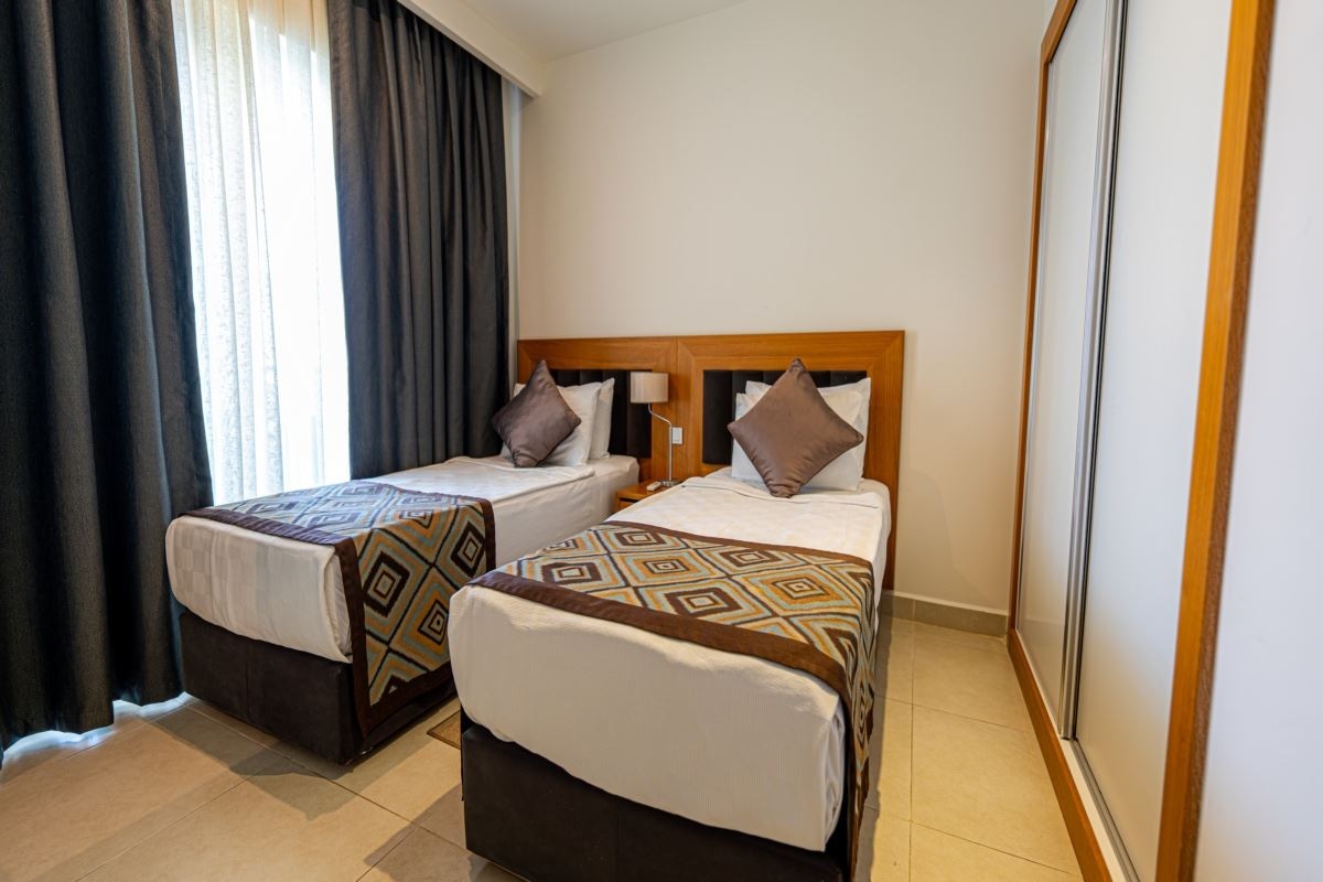 rooms-family-room-side-sea-view