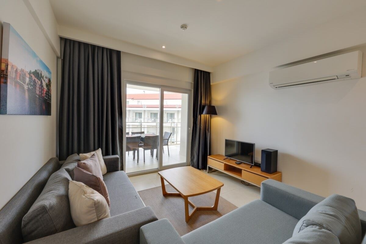 rooms-family-room-side-sea-view