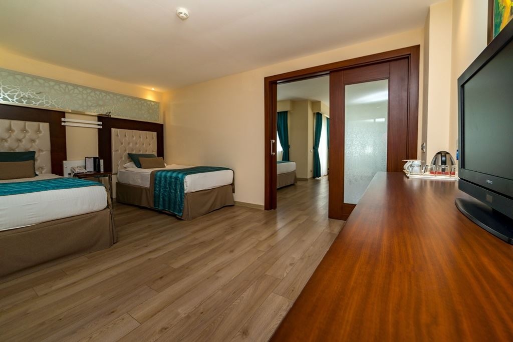 rooms-terrace-family-room