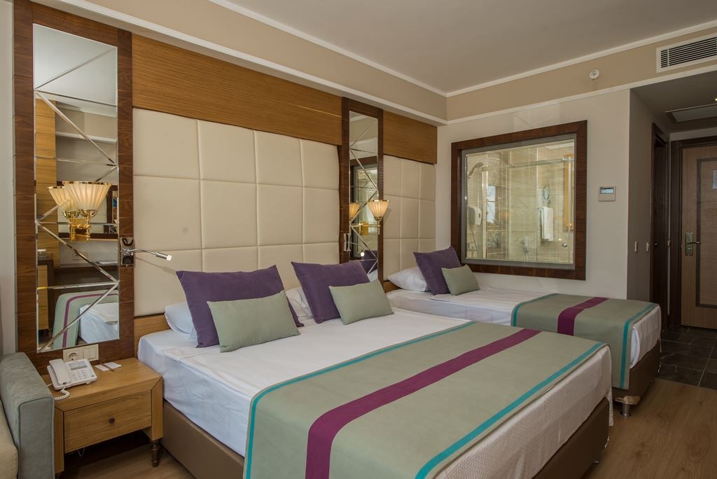 rooms-coral-room