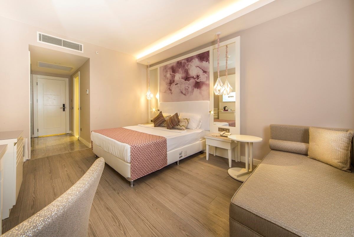 rooms-standard-room-pool-view