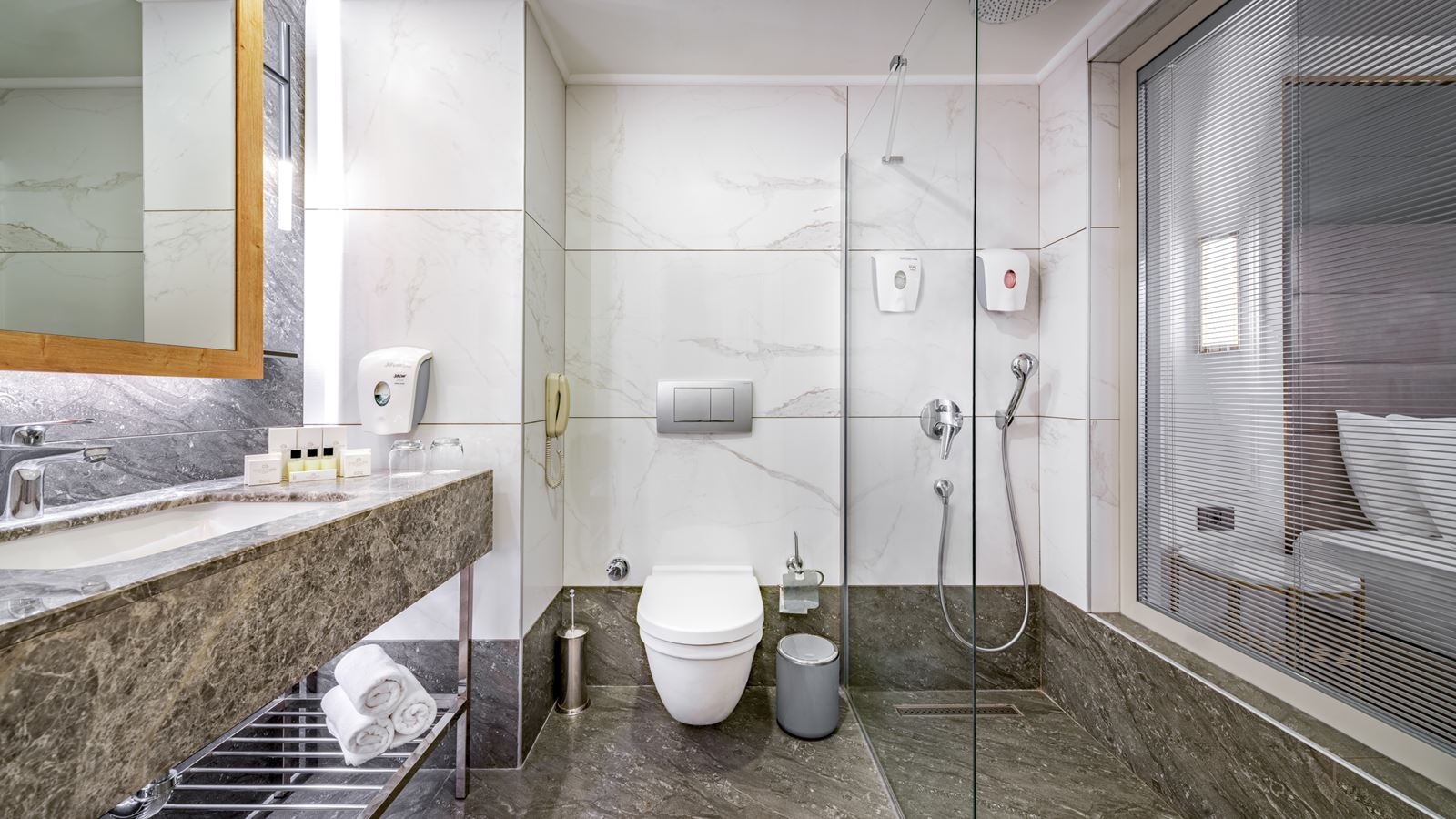 rooms-deluxe-room-side-sea-view