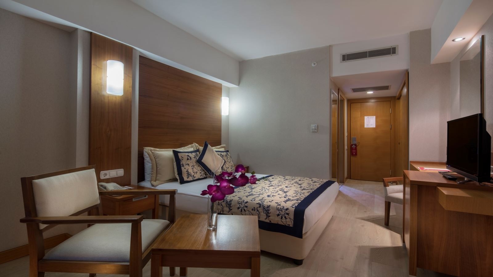 rooms-standart-room-land-view-with-balcony