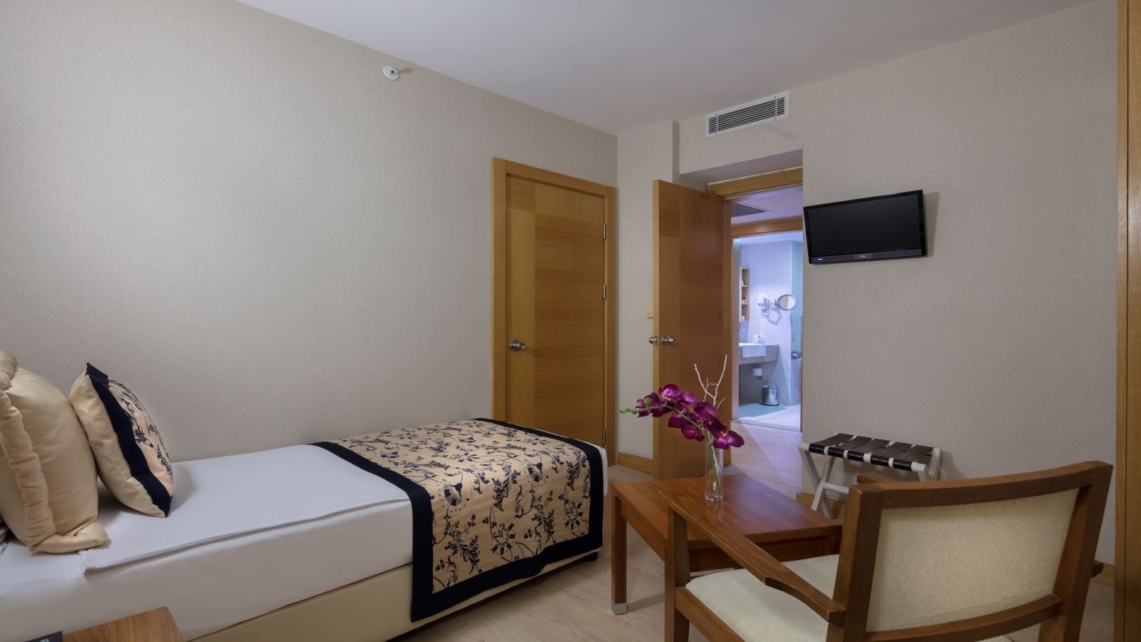 rooms-junior-suite-land-view