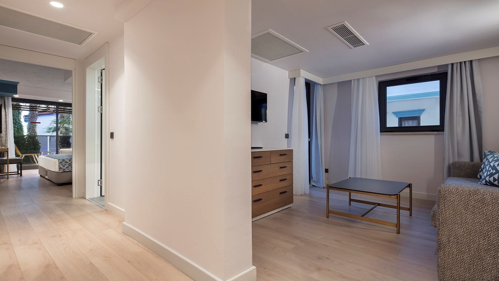 rooms-junior-suite-side-sea-view
