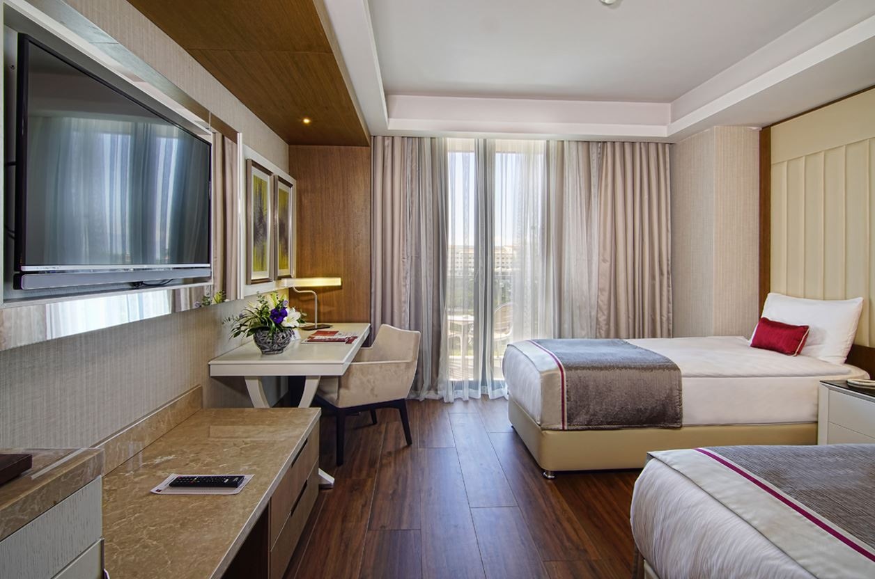 rooms-family-suite-land-view