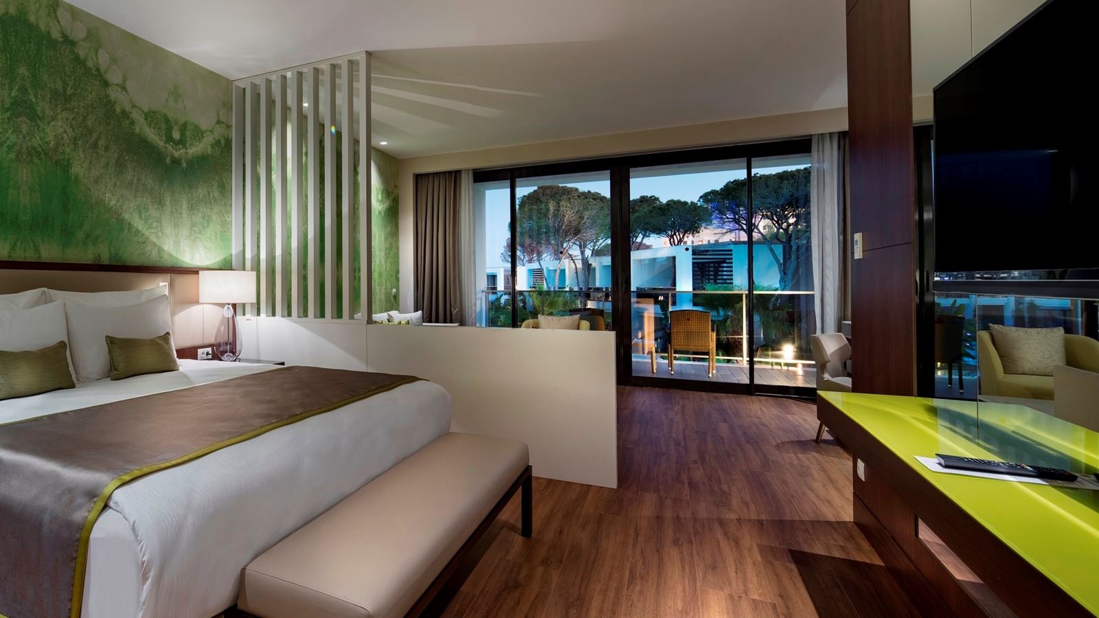 rooms-garden-family-suite-pool-view
