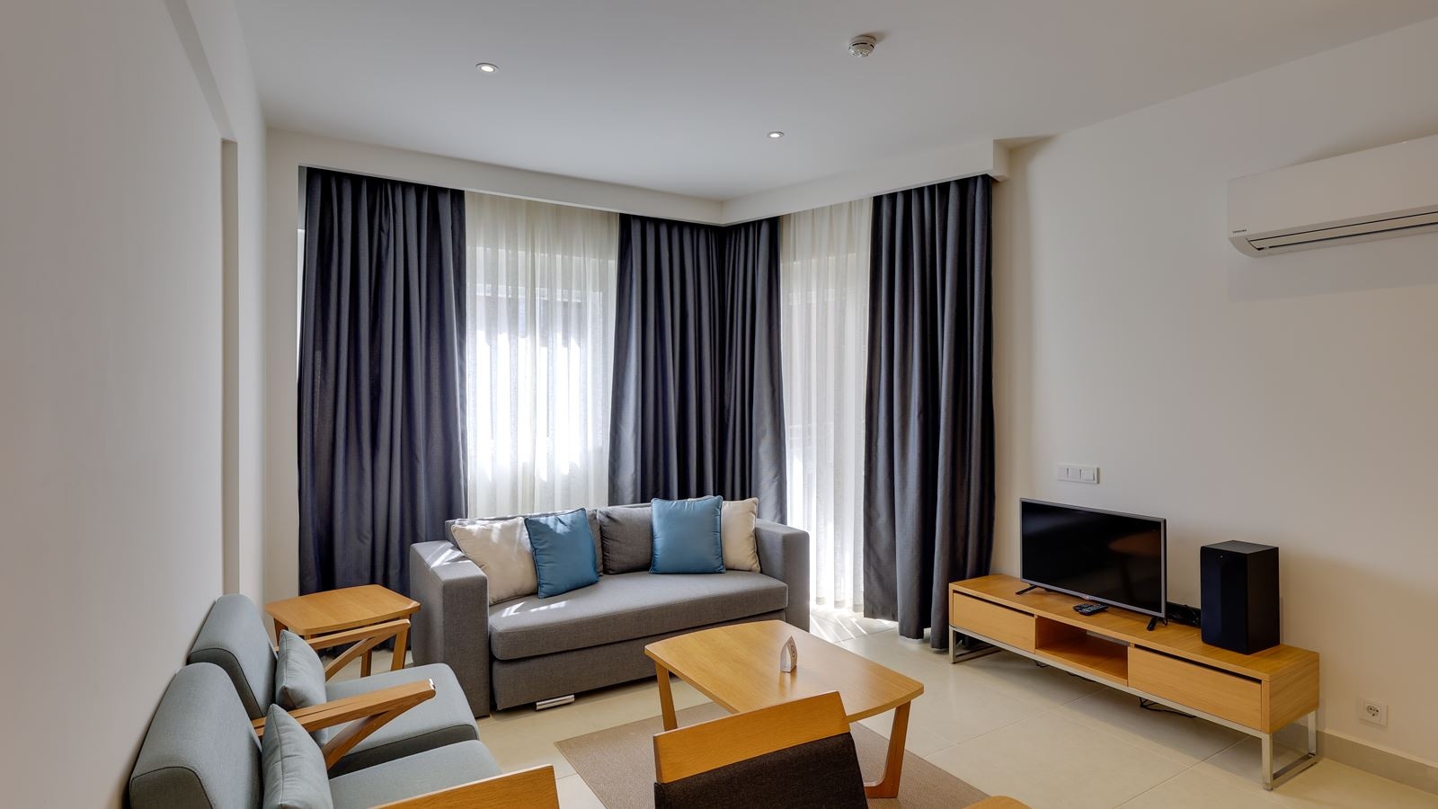 rooms-junior-suite-seaview-room-balcony