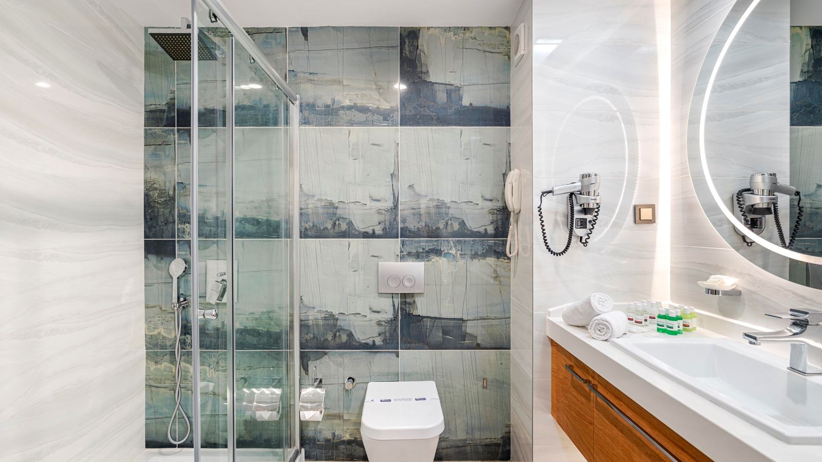 rooms-family-room-jacuzzi-terrace