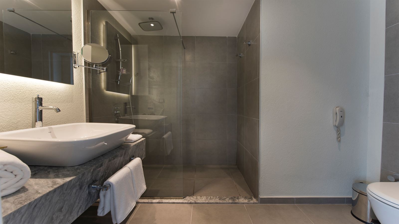 rooms-family-room-land-view