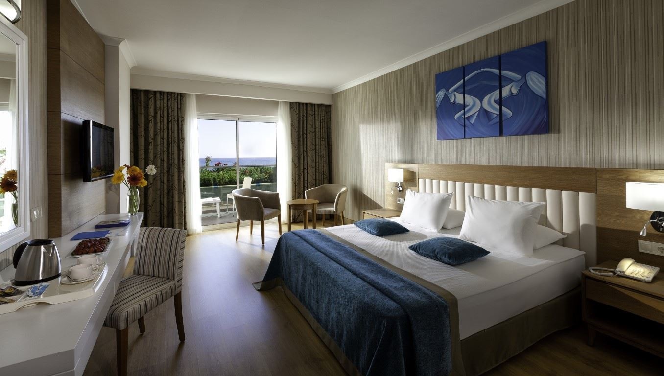 rooms-coral-room