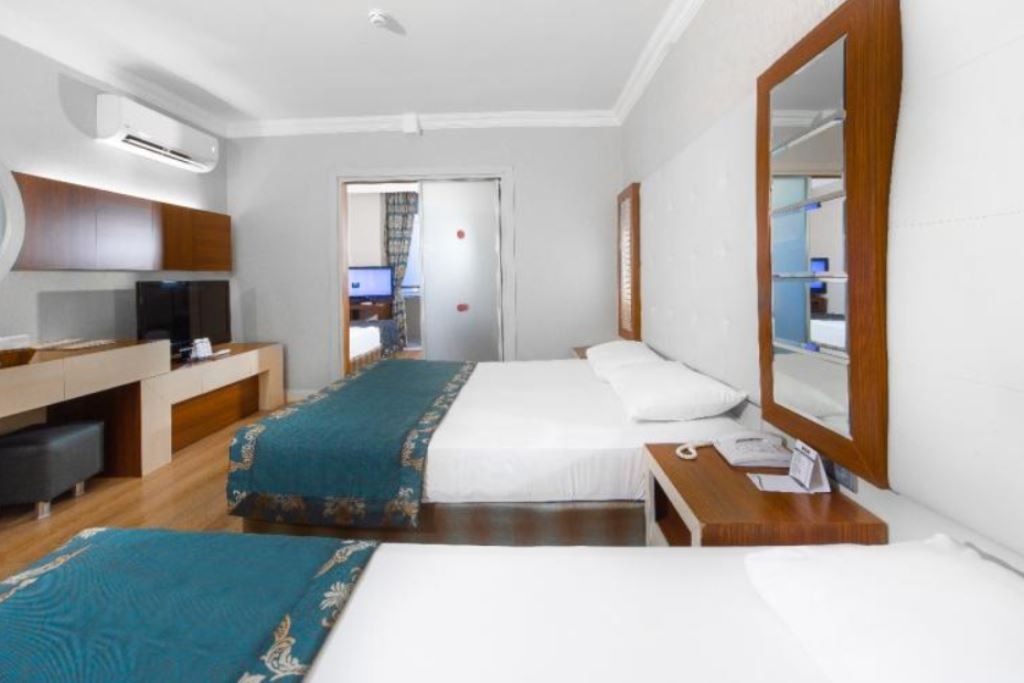 rooms-family-room-sea-view