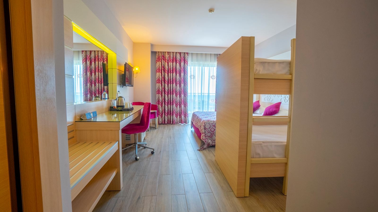 rooms-superior-room-bunkbed-land-view