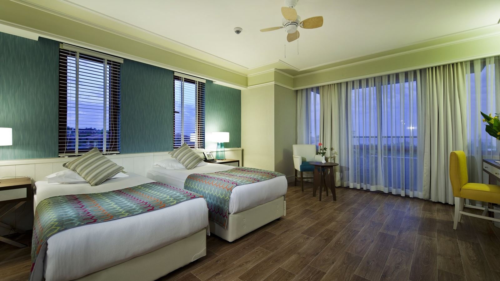 rooms-large-family-room