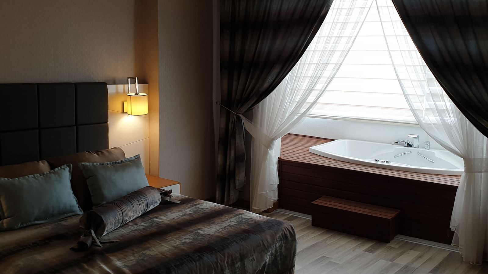 rooms-deluxe-suite