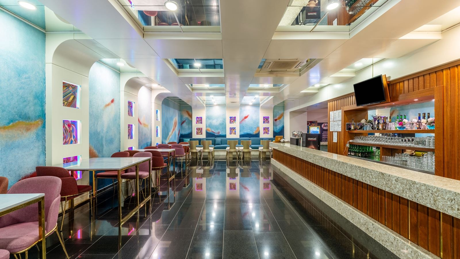 bars-aura-lobby-bar