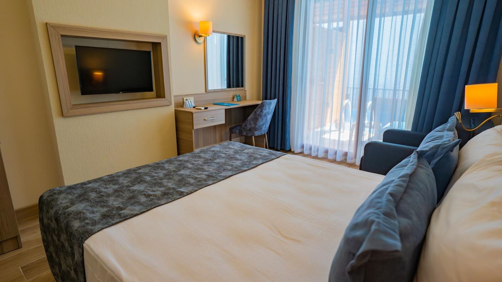 rooms-swim-up