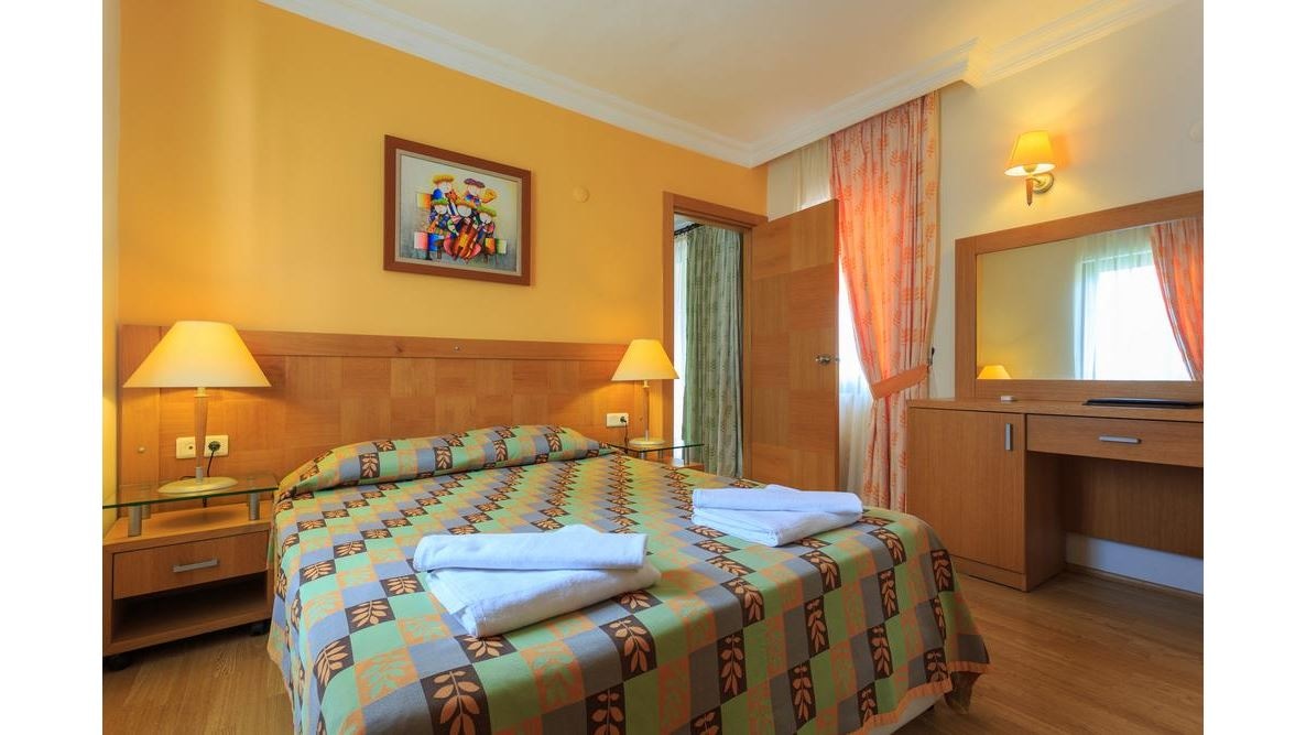 rooms-family-garden-view