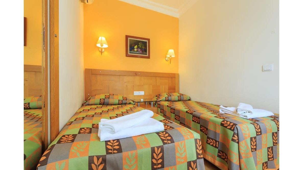 rooms-family-garden-view