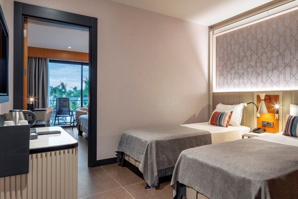 rooms-family-swim-up-room-garden-view