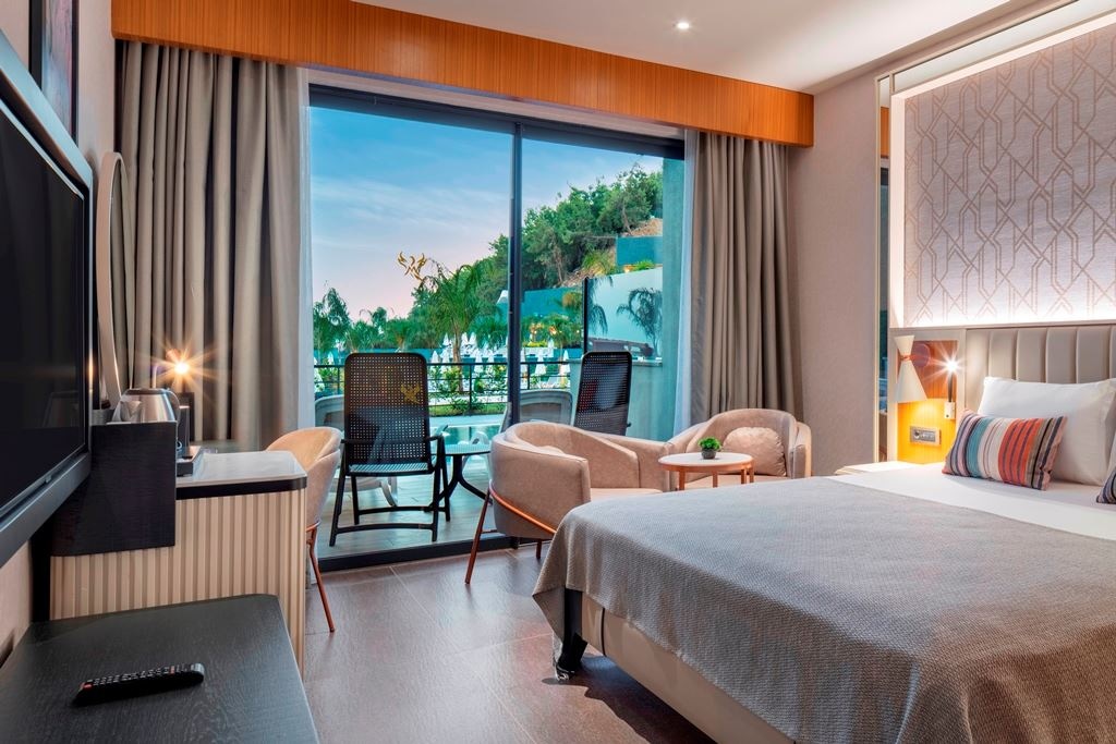 rooms-superior-swim-up-garden-view