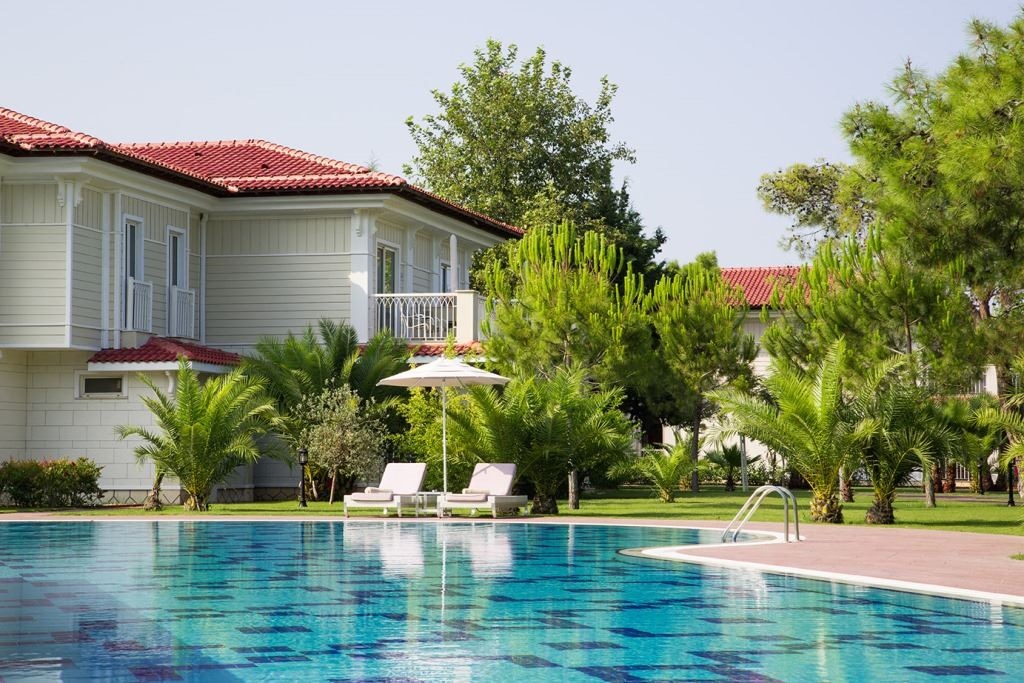 rooms-deluxe-pool-room