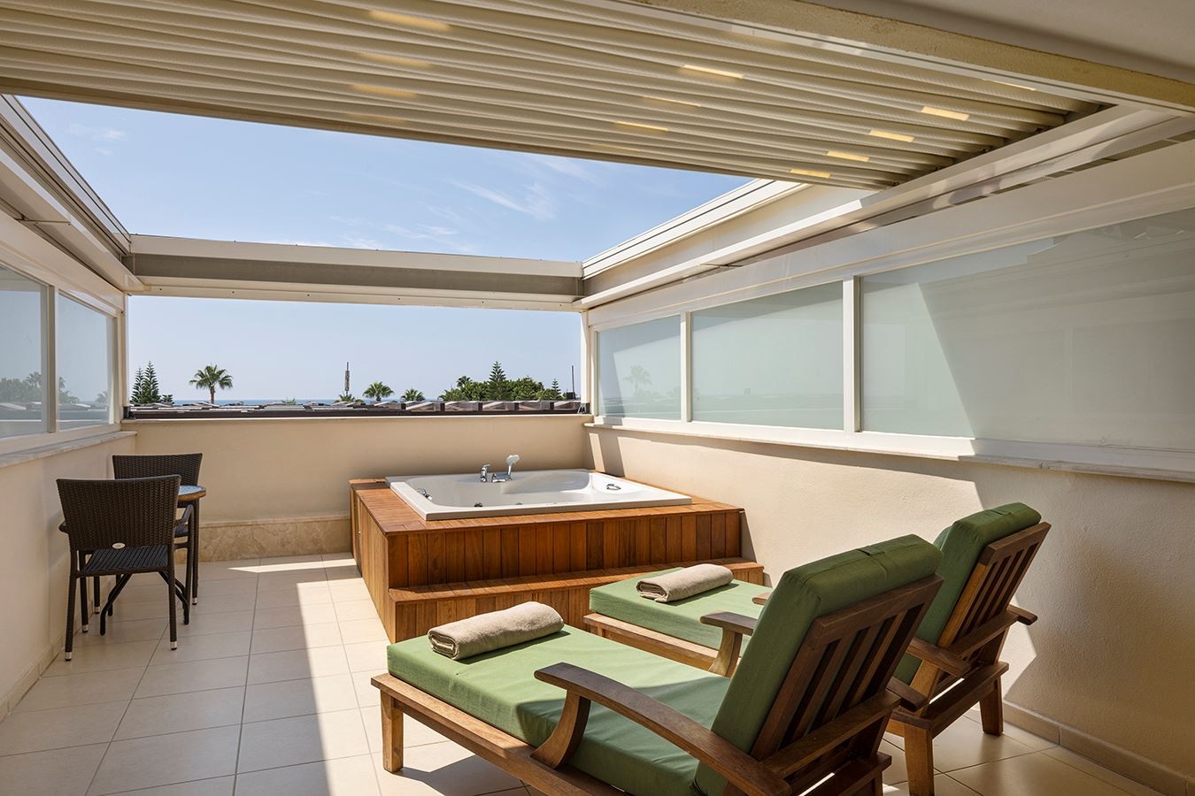rooms-family-room-with-jacuzzi