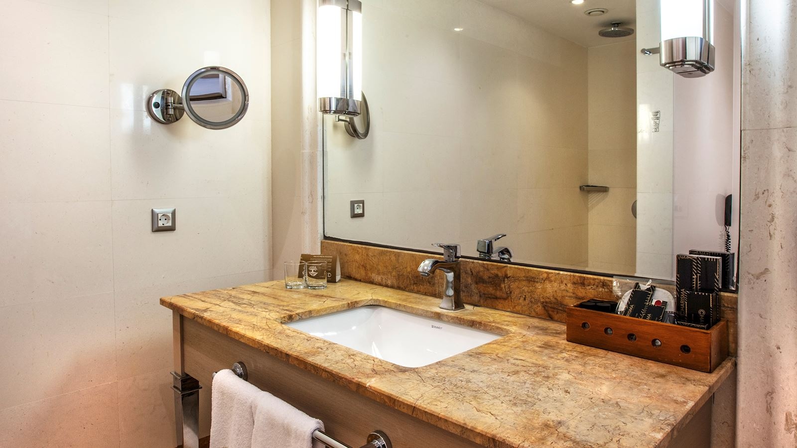 rooms-deluxe-room