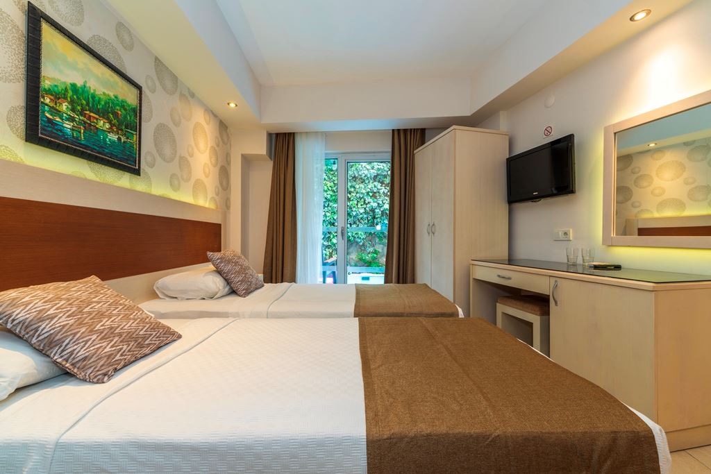 rooms-swimup-room