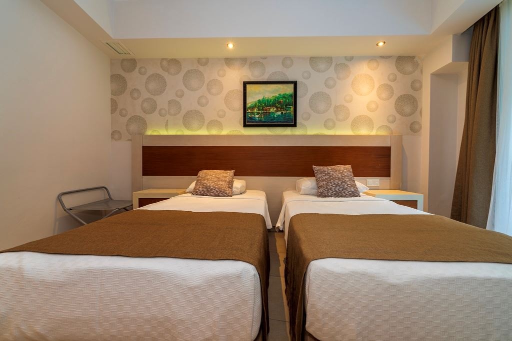rooms-swimup-room