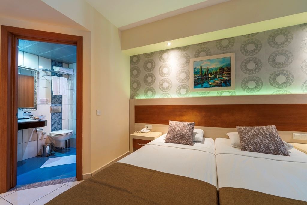rooms-swimup-room