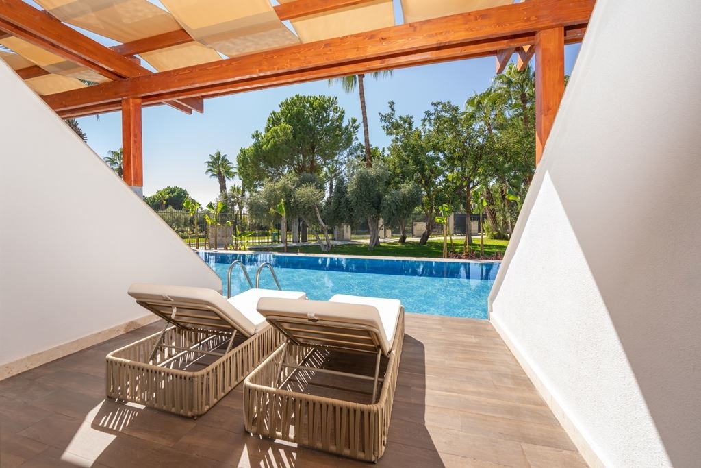 rooms-swim-up-room