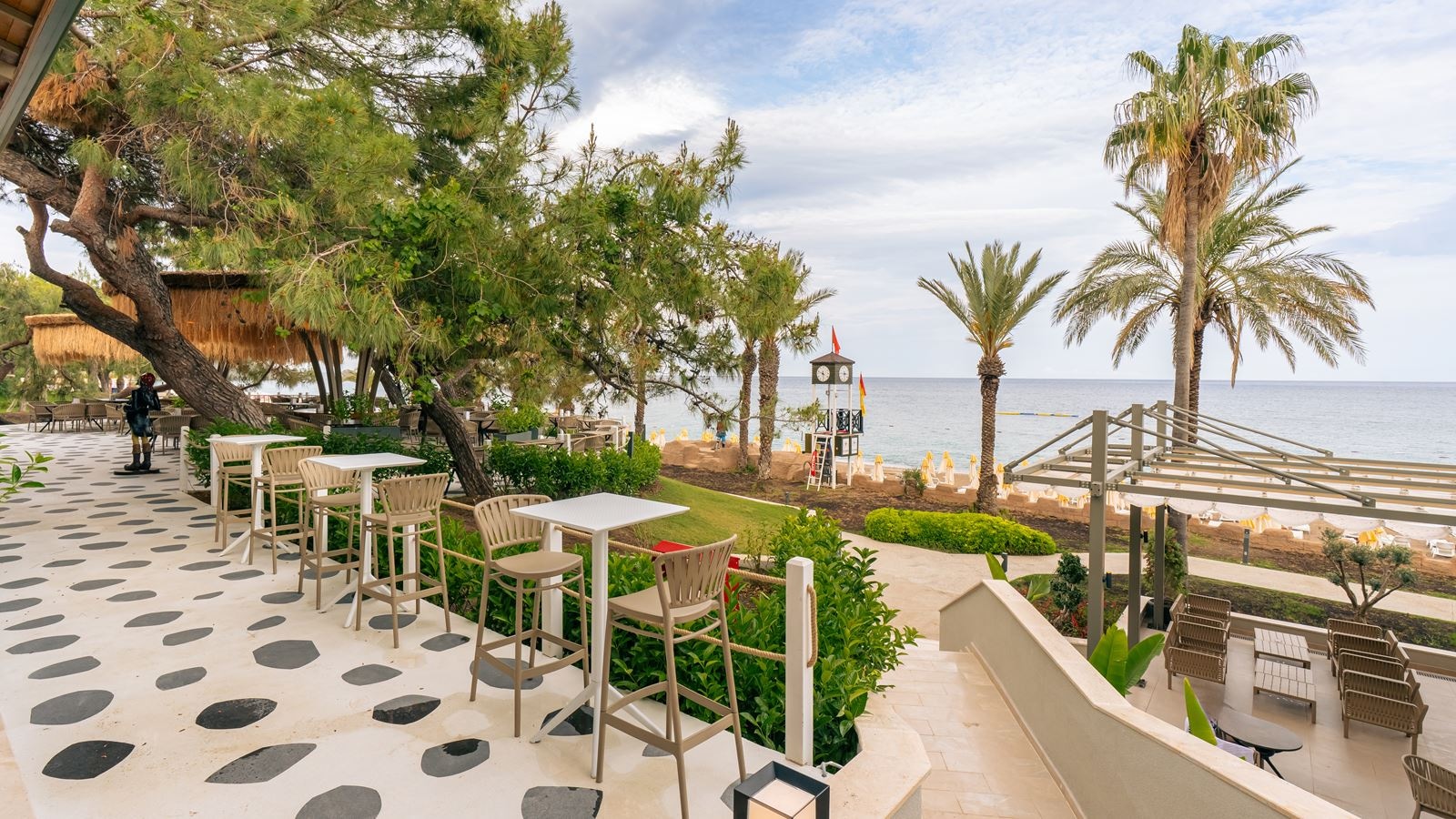 bars-the-compass-beach-bar