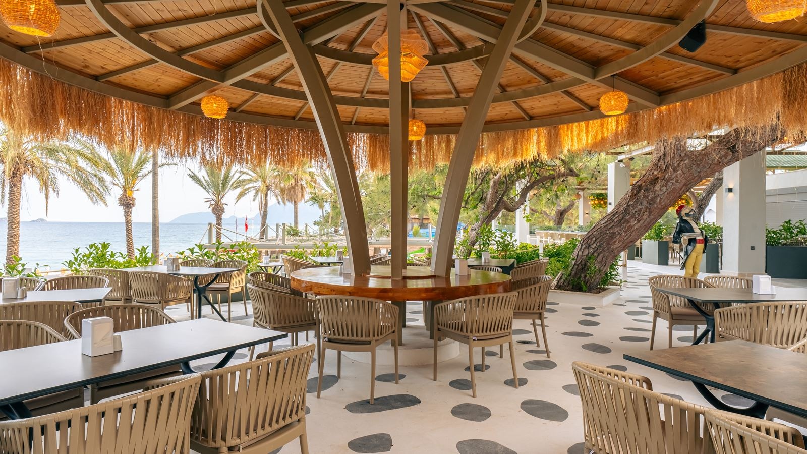 bars-the-compass-beach-bar