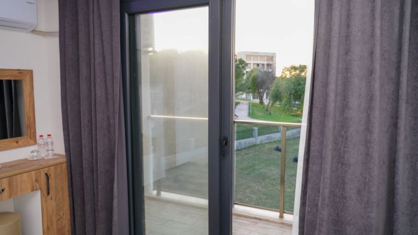 rooms-standart-oda-kara-manzarali