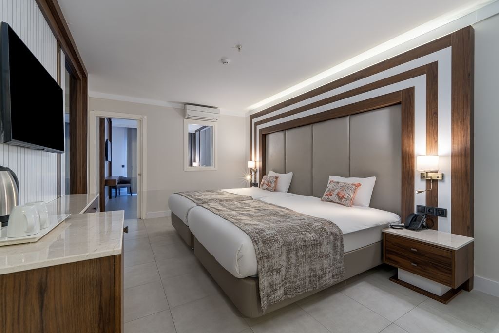 rooms-family-select-pool-side-seaview-room