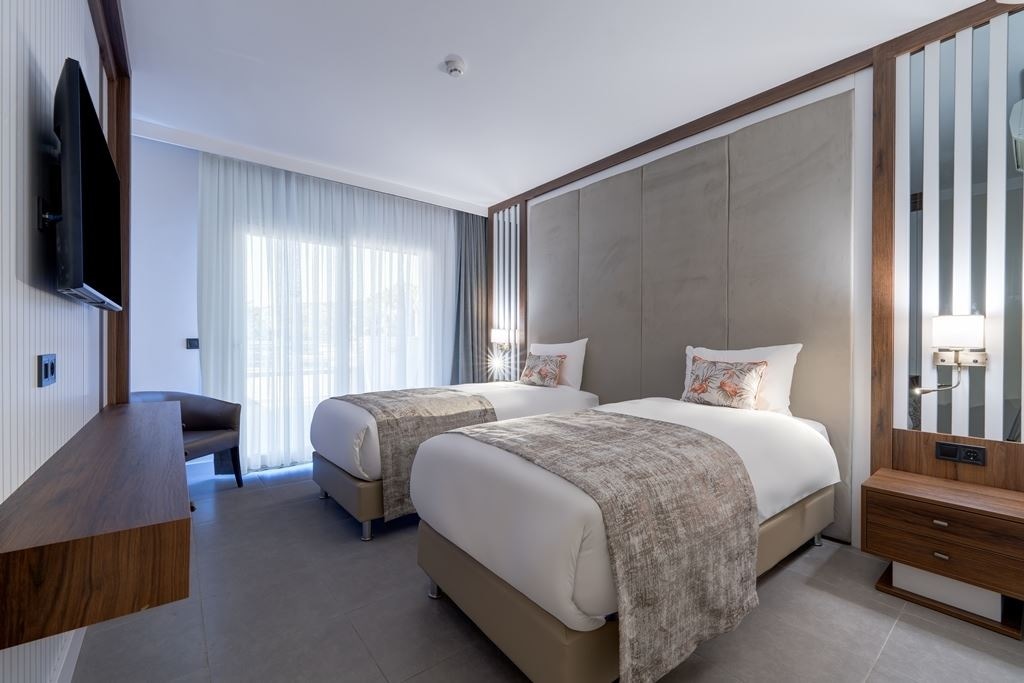 rooms-standart-select-room-side-seaview