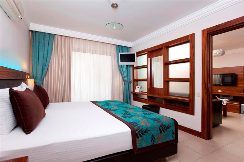 rooms-deluxe-king-suite