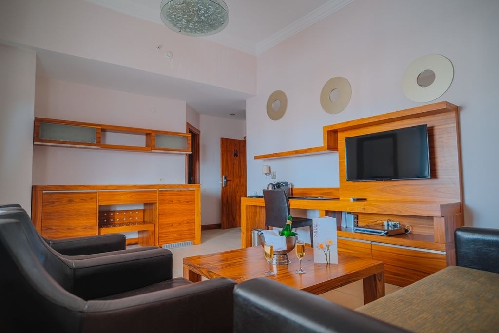 rooms-deluxe-king-suite
