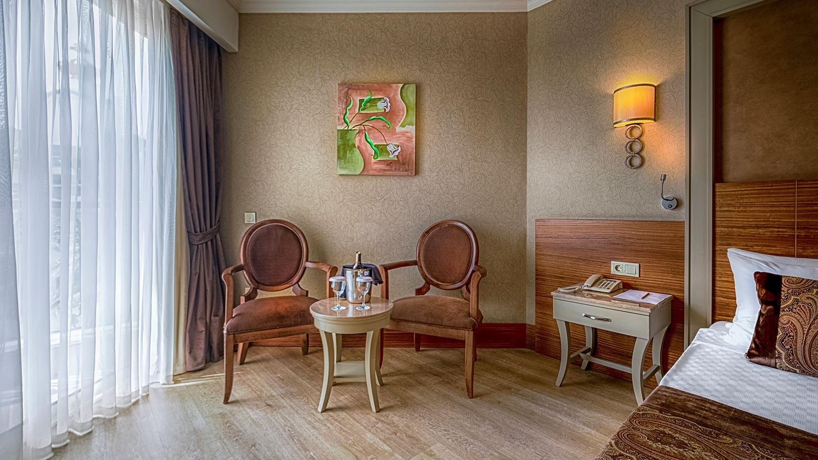 rooms-large-room-land-view