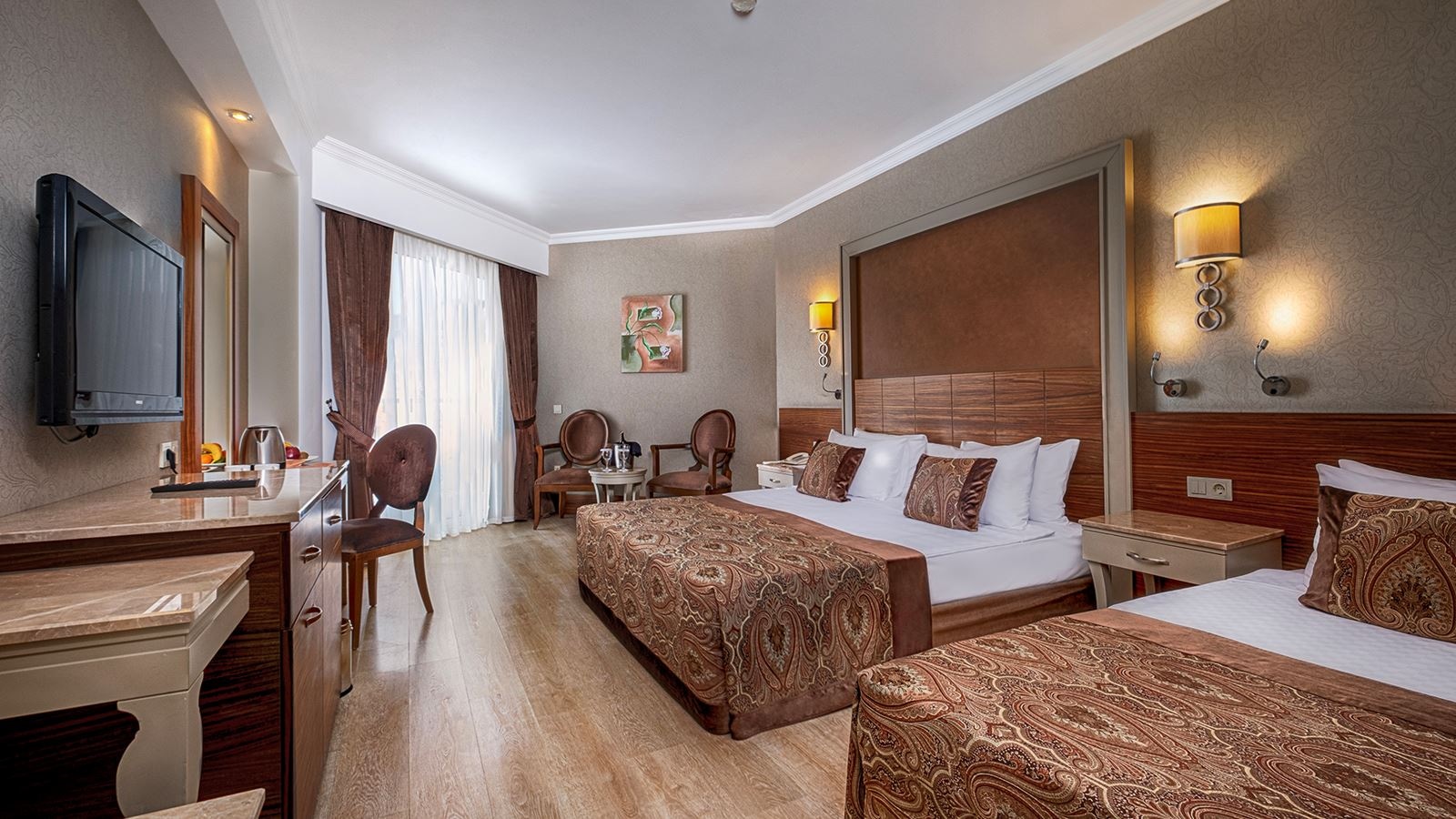 rooms-large-room-pool-view