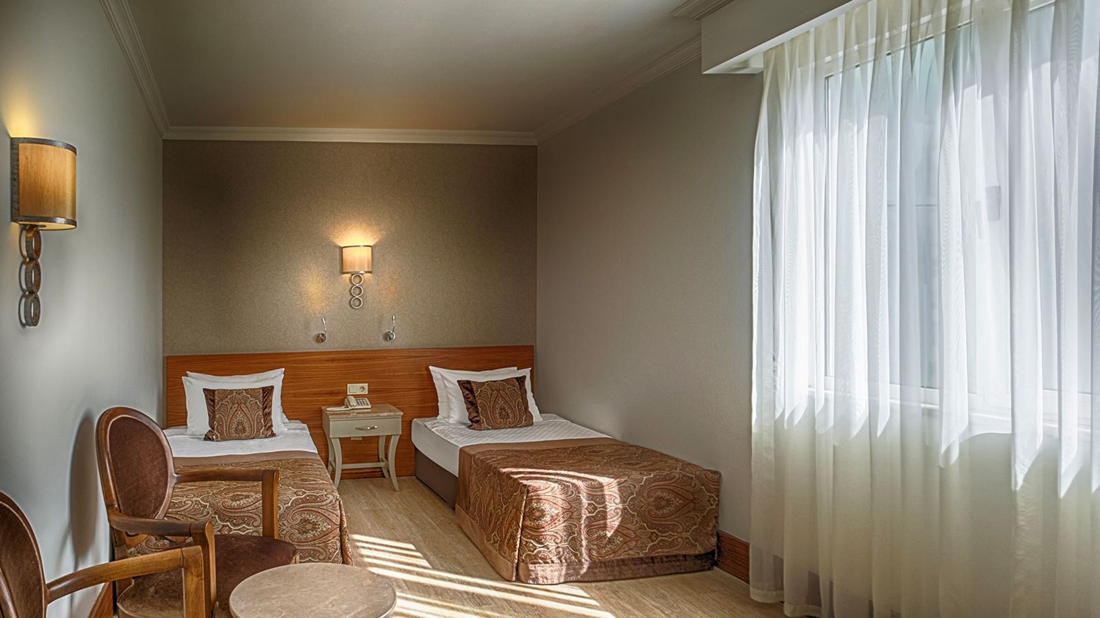 rooms-family-room-pool-view