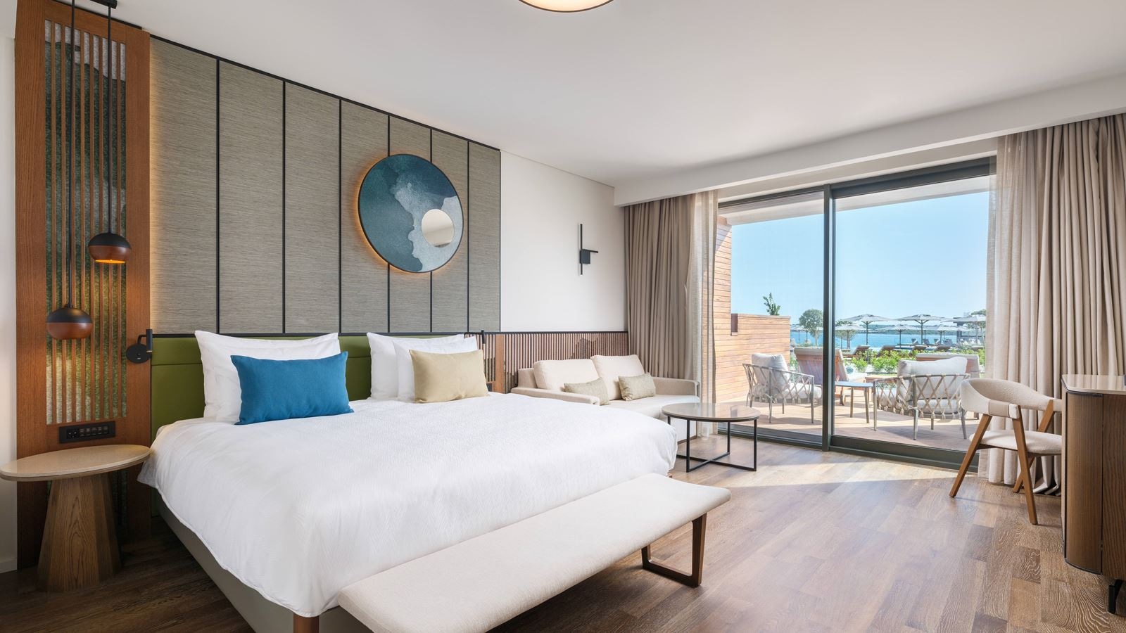 rooms-deluxe-double-4-swimup-room-sea-view--community-zone-