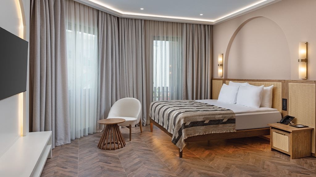 rooms-lake-house