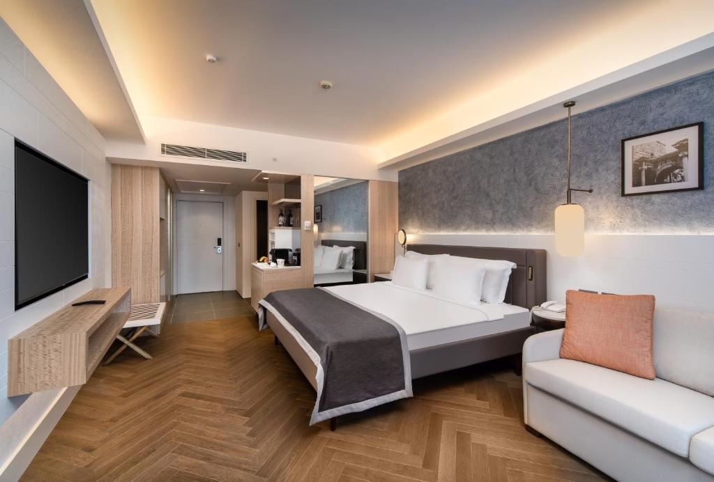 rooms-deluxe-room-side-sea-view-and-pool-view