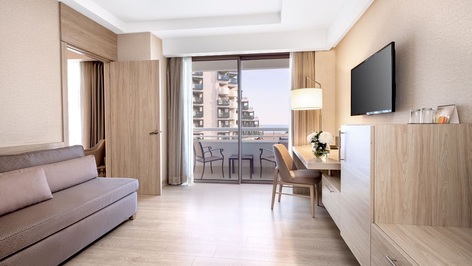 rooms-deluxe-junior-suite-land-or-sea-view