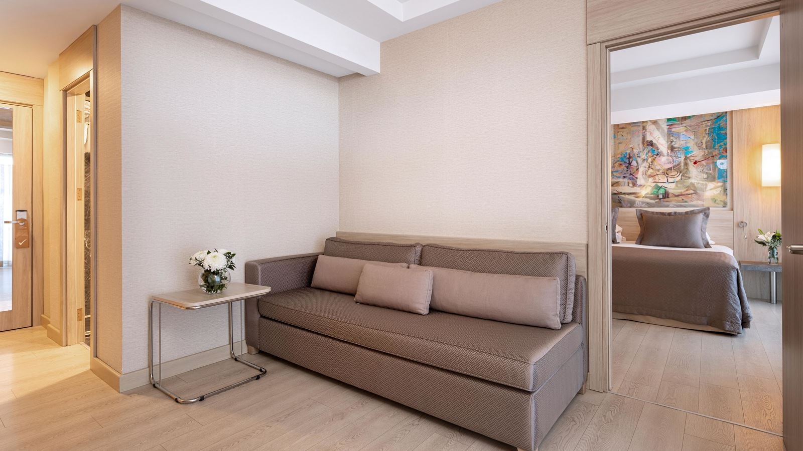 rooms-deluxe-junior-suite-land-or-sea-view